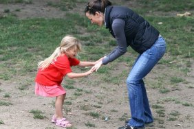 Jennifer Garner black vest, gray long sleeved tshirt, tennis shoes, athletic shoes, jeans, sunglasses, violet affleck